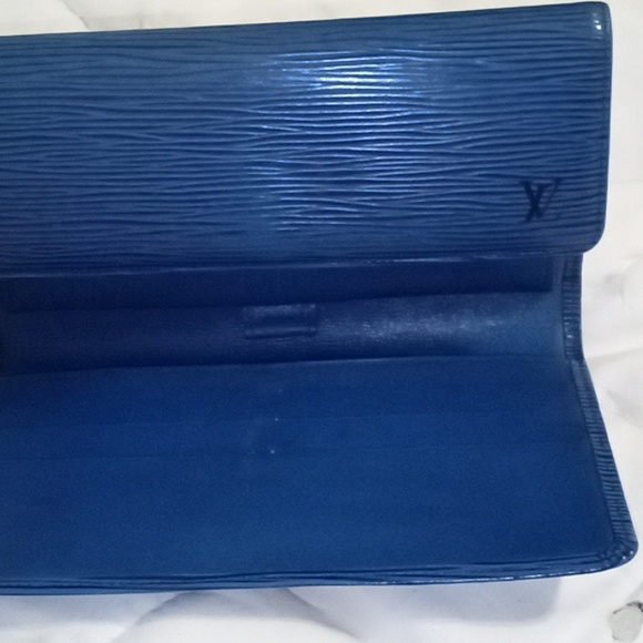 ✨HOST PICK ✨ BLUE VINTAGE EPI LEATHER LOUIS VUITTON WALLET. Tri fold - Picture 2 of 14